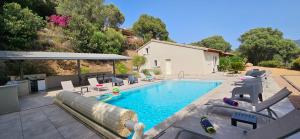 Bazén v ubytovaní Splendide villa de rêve climatisée avec vue mer & montagne et sa piscine chauffée alebo v jeho blízkosti