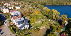 an aerial view of a large house on a estate at Mrągowo Pokoje nad jeziorem i Apartament rodzinny in Mrągowo