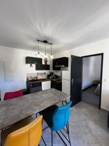 Η κουζίνα ή μικρή κουζίνα στο La Patafiole Appartement T2 calme élégant