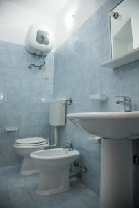 a bathroom with a toilet and a sink at Borgomare in Campofelice di Roccella