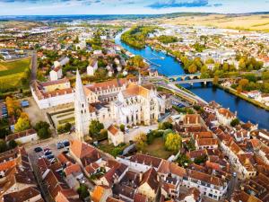 an aerial view of a city with a river at Logement studio dans un coin paradisiaque 