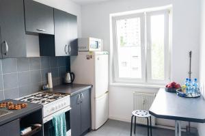 een keuken met een witte koelkast en een fornuis top oven bij C M Winogrady in Poznań