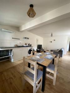 cocina y comedor con mesa y sillas en La remise des Copains 2 chambres avec Clim OcKeys, en Limoux