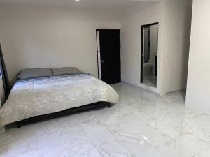 سرير أو أسرّة في غرفة في Hermosa Casa en Xochitepec, Mor