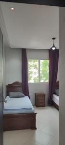 een slaapkamer met een bed en een raam bij Casa Torres in Tetouan