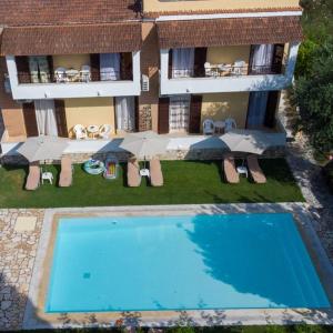 Foto dalla galleria di Villa-Toula a Roda Altre 67 foto