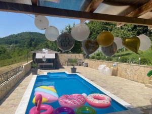 una piscina con ciambelle e palloncini gonfiabili di Elma Sarajevo a Sarajevo
