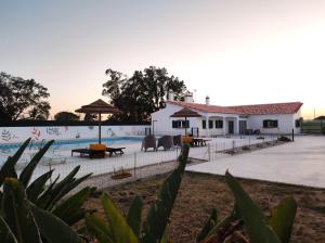Bazén v ubytování Luar dos Magos nebo v jeho okolí