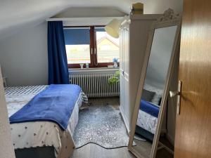 1 dormitorio con cama y ventana en Gemütliches Apartment für Messe, Job & Kurzurlaub im Grünen, Nähe Düsseldorf, en Meerbusch