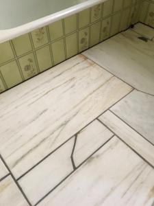 熊野市宿屋Peek-a-Boo的客房 - 带白色地板的浴室