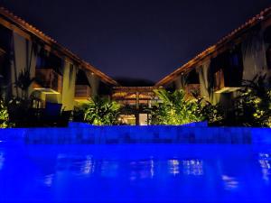 um resort com piscina à noite em Pousada Vila Ipuan em Paúba