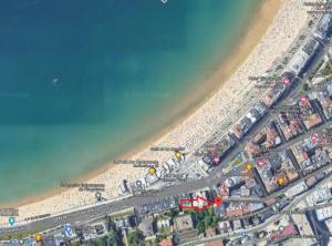 una vista aérea de una playa con un mapa en La Concha Pearl Beach Apartment, en San Sebastián