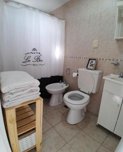 モロンにあるLuminoso depto 2 o 3 personas Zona residencialのバスルーム(トイレ、洗面台付)