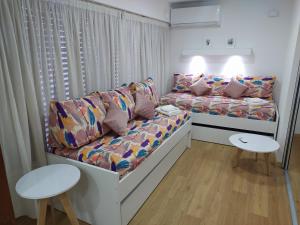 Habitación pequeña con 1 cama y 2 mesas en 19 DE MAYO APARTMENT, en Bahía Blanca