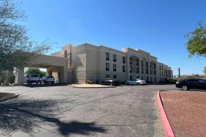 un edificio con coches estacionados en un estacionamiento en Comfort Inn I-10 West at 51st Ave en Phoenix