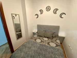 - une petite chambre avec un lit et un miroir dans l'établissement Casa V&T Torremolinos, à Torremolinos