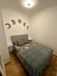 - une chambre avec un lit et deux assiettes murales dans l'établissement Casa V&T Torremolinos, à Torremolinos