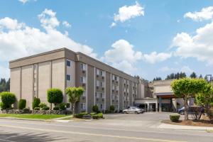 奧本的住宿－Comfort Inn & Suites Pacific - Auburn，停车场内有停车位的大型建筑