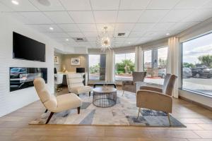 The lobby or reception area at Comfort Inn & Suites Pacific - Auburn