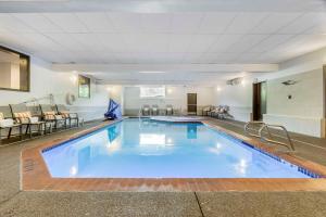 una gran piscina en una habitación de hotel en Comfort Inn & Suites Pacific - Auburn, en Auburn