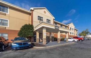 um carro Bmw estacionado em frente a um hotel em Extended Stay America Suites - Oklahoma City - Airport em Oklahoma City