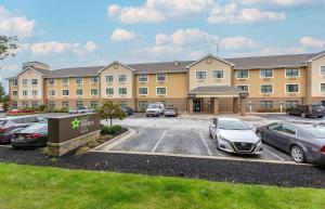 un gran edificio con coches estacionados en un estacionamiento en Extended Stay America Suites - Cleveland - Beachwood - Orange Place - South en Orange