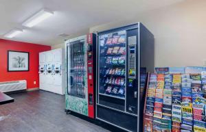 una tienda de comestibles con una máquina de refrescos en una habitación en Extended Stay America Suites - Los Angeles - Torrance Blvd, en Torrance