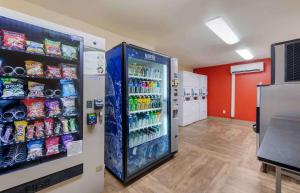 una tienda con una máquina de refrescos en una habitación en Extended Stay America Suites - Orange County - Huntington Beach, en Huntington Beach