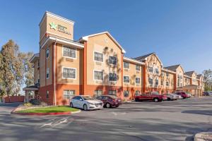 un edificio con coches estacionados en un estacionamiento en Extended Stay America Suites - Orange County - Lake Forest, en Foothill Ranch