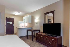 Habitación de hotel con cama y TV de pantalla plana. en Extended Stay America Suites - Orange County - Lake Forest, en Foothill Ranch