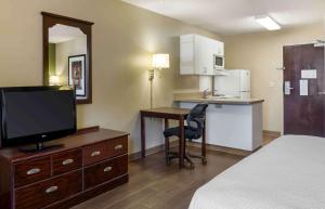 Habitación de hotel con cama y escritorio con TV. en Extended Stay America Suites - Oklahoma City - NW Expressway, en Oklahoma City