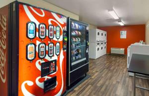 una máquina expendedora de coca cola en una tienda en Extended Stay America Suites - Oklahoma City - NW Expressway, en Oklahoma City