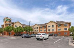 un parking en face d'un hôtel dans l'établissement Extended Stay America Suites - Amarillo - West, à Amarillo