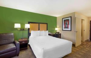Una habitación de hotel con una cama grande y una silla. en Extended Stay America Suites - Cleveland - Brooklyn, en Brooklyn 25 fotos más