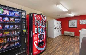 une chambre avec un réfrigérateur à cocacola dans un magasin dans l'établissement Extended Stay America Suites - Amarillo - West, à Amarillo