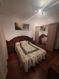 1 dormitorio con cama y espejo en Casa bella alma, en Ramales de la Victoria