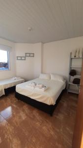 ein Schlafzimmer mit einem Bett in einem Zimmer in der Unterkunft Como en Casa in Posadas