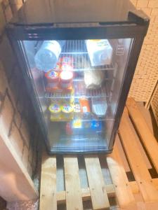 un frigorifero aperto con cibo all'interno di Orlandi Sun casa 2 a Sarnano