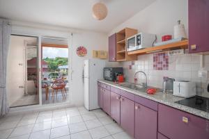 Kuhinja oz. manjša kuhinja v nastanitvi T2 PITAYA, Trois-îlets vue mer + 15 fotografij