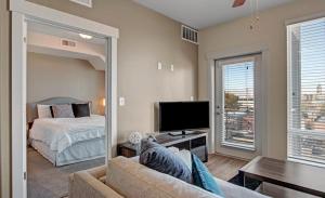 1 dormitorio con 1 cama y TV en una habitación en Luxury Condo in the Library Square District en Salt Lake City