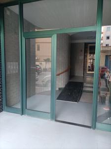 una entrada a un edificio con puertas de cristal en La luna piena in centro en Pescara