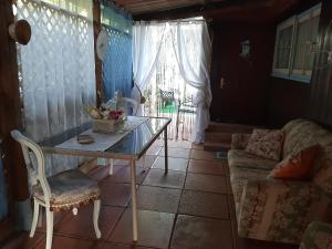 a living room with a table and a couch at Tom e Jerry in Domus de Maria