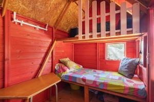 Habitación pequeña con 1 cama en una cabaña en Casa Rural Los Olivos de Robledo de Chavela, en La Estación