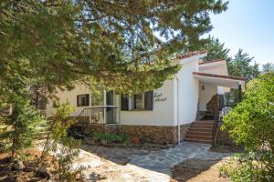 a house with a staircase in front of it at Casa Rural Los Olivos de Robledo de Chavela in La Estación