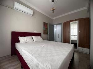 Un dormitorio con una cama grande y una ventana en 300 meters to Konyaaltı beach 2+1 large and spacious apartment, en Antalya