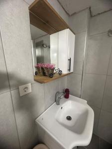 Koupelna v ubytování 300 meters to Konyaaltı beach 2+1 large and spacious apartment