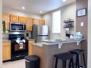 A kitchen or kitchenette at Sunshine Retreat 4 Bed Town Home-4017VBD townhouse