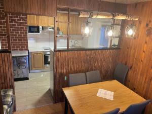 Köök või kööginurk majutusasutuses Apartma Šohen