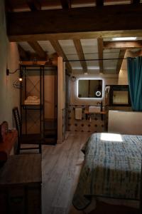 - une chambre avec un lit et une table dans l'établissement Susurros del Manadero, à Robledillo de Gata
