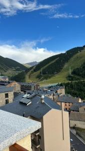 an aerial view of a city with mountains in the background at SOLDEU- EXCLUSIVO APARTAMENTO 130 M2 HASTA 10 PERSONAS CON PRECIOSAS VISTAS A PISTAS DE SKi in Soldeu